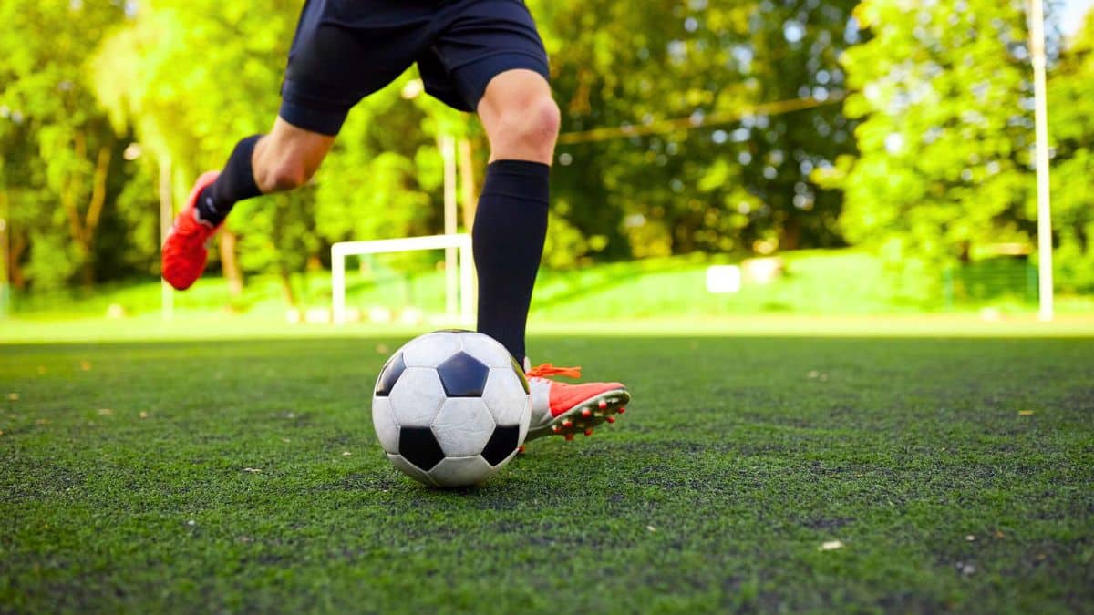 cette star du football abandonnée à la naissance est millionnaire, ses parents lui réclament aujourd'hui de l’argent