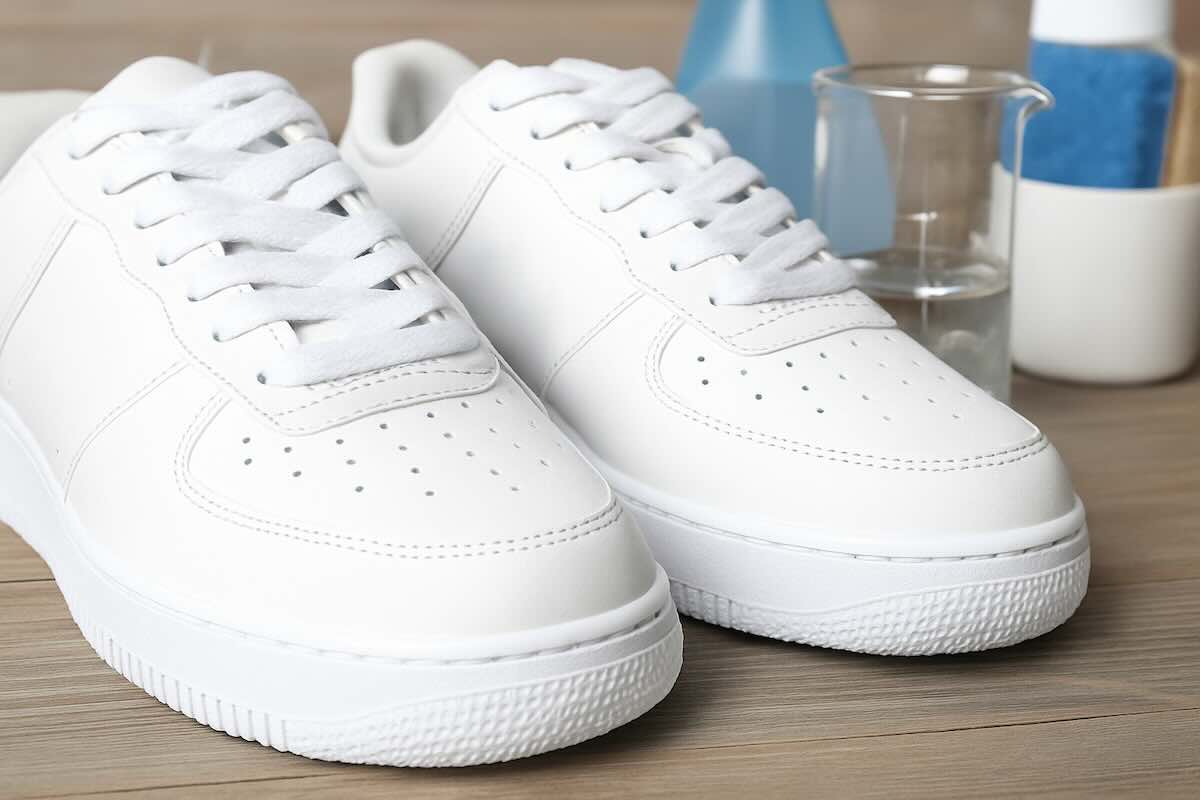 ni vinaigre ni savon cest le cocktail magique pour nettoyer les baskets comme neuves (1)